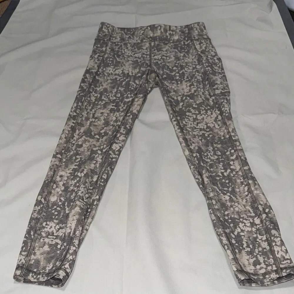 Lululemon Women's Grey and Cream Leggings